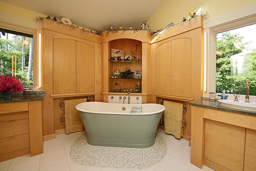 https://www.flanagan-woodworks.com/images/projects/bathrooms/headlands-bathroom-5799.jpg